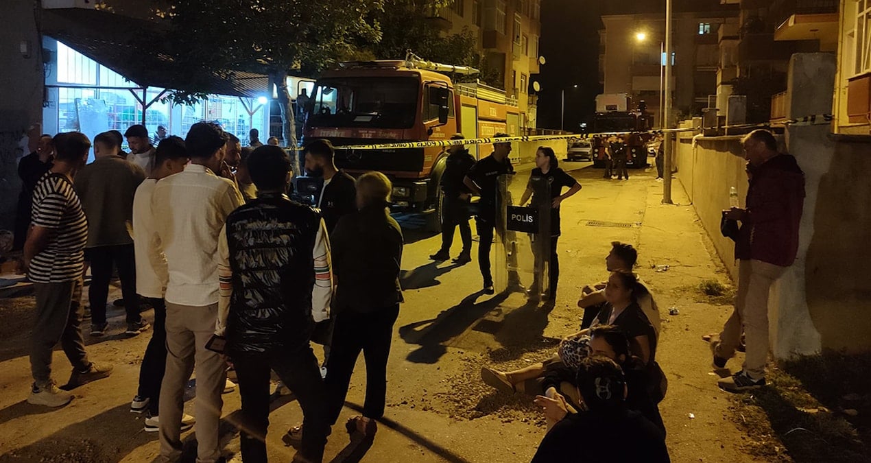 gece yarisi kahreden haber eve giren ekipler yanmis 3 cesetle karsilasti QpsdRtI2