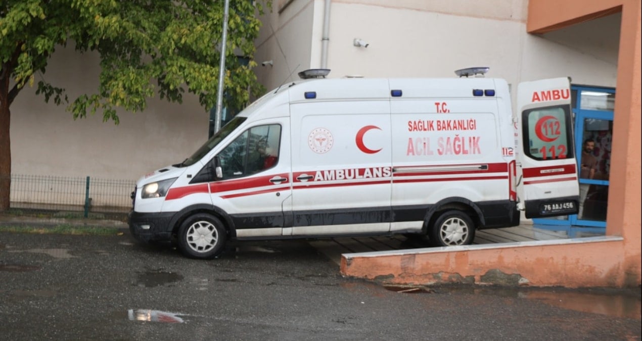 igdirda feci olay yildirim isabet eden genc can verdi 4sySdD7K