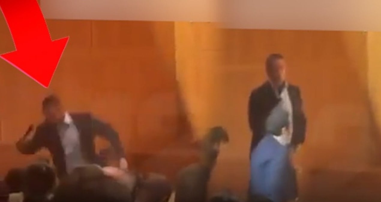 o anlar kayda gecti ali koc konusma yaparken dustu CqW9bTPv