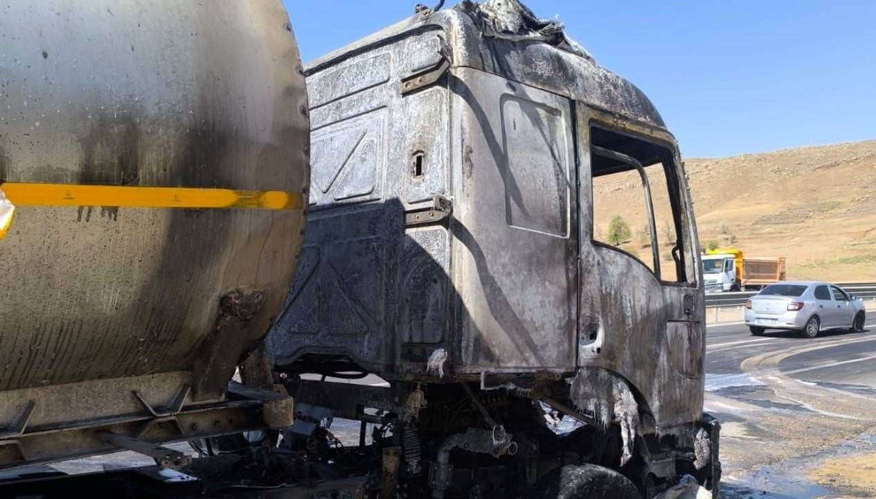 seyir halindeki akaryakit tankeri alev aldi mZfSOCuh