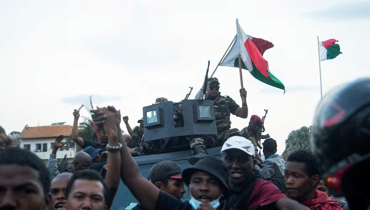 madagaskarda ordu bolundu cumhurbaskanina karsi darbe girisimi iddiasi HCaNidtk.jpg