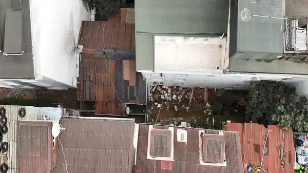 istanbul arnavutkoyde istinat duvari yikildi 2 bina tahliye edildi Ww99EVrZ.jpg