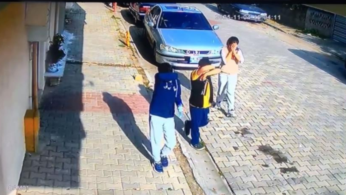 tekirdagda 3 cocuk park halindeki aractan sibop kapaklarini caldi DUBEYlJ2.jpg