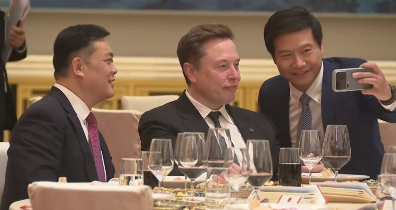 elon-musk-ile-hayran-gibi-fotograf-cektirdi-silikon-vadisini-sallayan-isim-cikti-4in2fYb2
