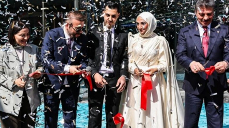 kurdeleyi-gelin-ve-damat-kesti-nikah-sonra-kilindi-uddIP9C1