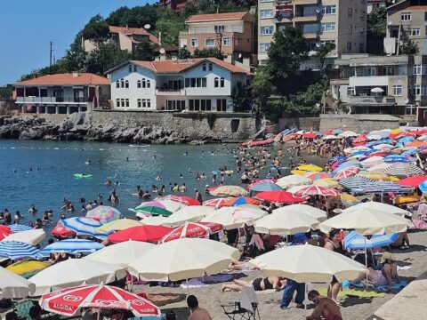 Igne atsan yere dusmuyor sahile yuzlerce kisi akti SxbF8RfY