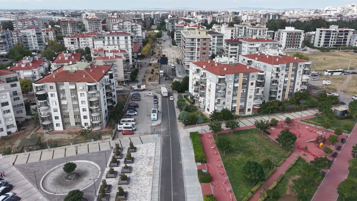 İzmir Büyükşehir Belediyesi Çiğli Ataşehir’de asfalt serimine başladı